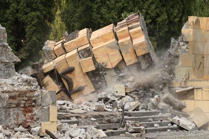 Демонтували другу вхідну колону: на якому етапі ексгумація радянських поховань на Пагорбі Слави