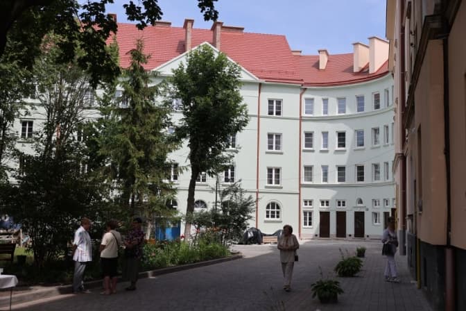 Сьогодні два роки від дня обстрілу на Стрийській у Львові: на будинку встановили таблицю пам'яті загиблих