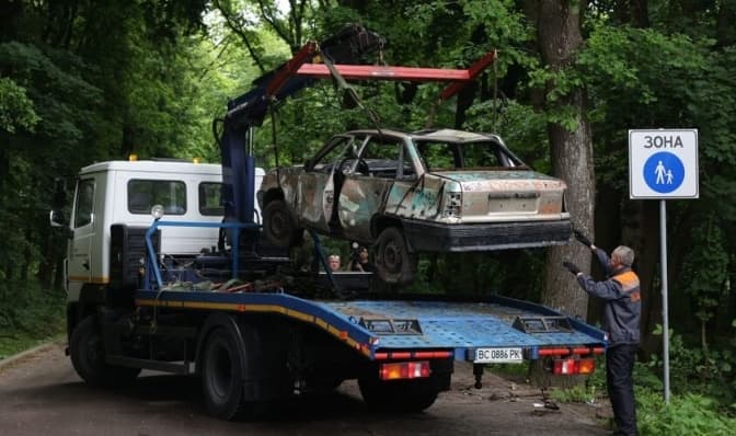 У Львові евакуювали ще дві покинуті автівки з вулиць