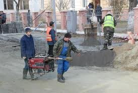 Завдяки теплій погоді у Львові замощують розритий асфальт