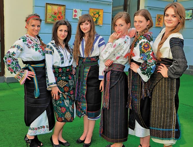 Патріотичний флеш-моб: українок закликають одягнути автентичні строї