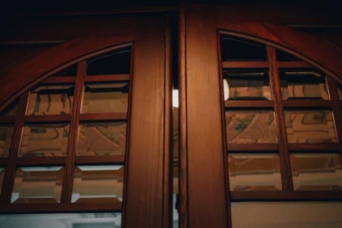 На вулиці Глибокій у Львові відновили двері-віяло. Фото до і після