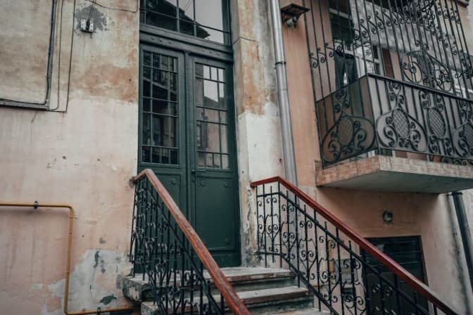 У центрі Львова відновили двері-близнюки. Фото