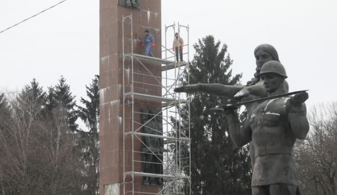 У Львові починають демонтаж 30-метрової стели Монумента слави. Фото