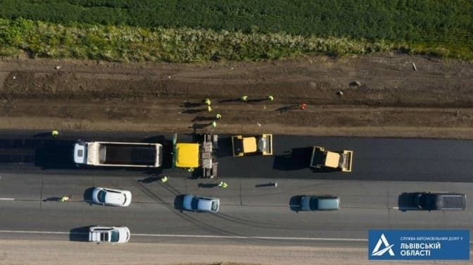 Як будують додаткову смугу на трасі Київ – Чоп біля Львова. Фото