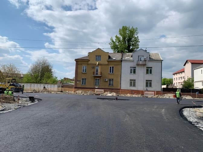 На квазі-кільці на Шевченка прокладають асфальт. Фото