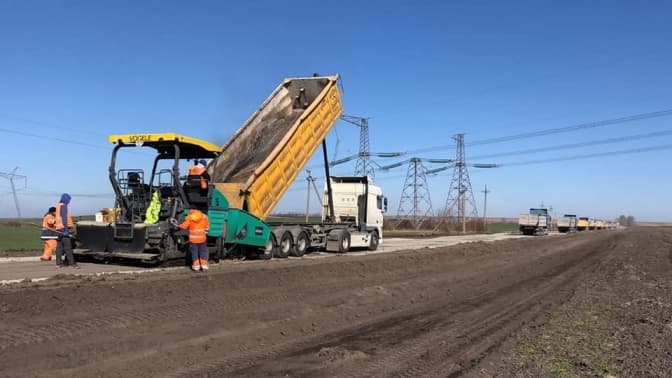 Як на Львівщині ремонтують дороги в умовах карантину. Фото