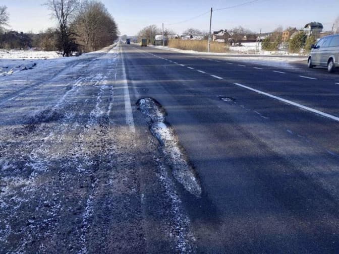 Водіїв закликають повідомляти про вибоїни на дорогах Львівщини