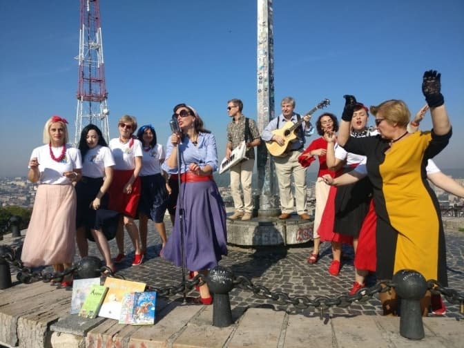 Сотня львівських бібліотекарок затанцювали рок-н-рол у кліпі тріо «Мар’яничі». Відео