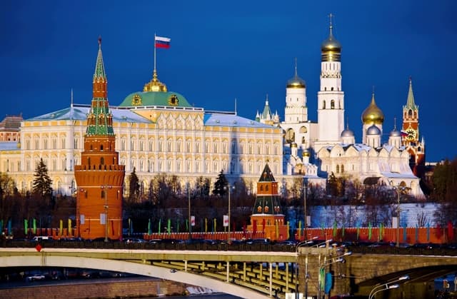 Українцям офіційно рекомендують утриматися від поїздок до Росії