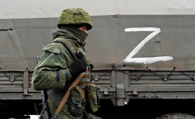 Крадуть навіть турніки. Окупанти намагаються втекти до росії і грабують хати та школи