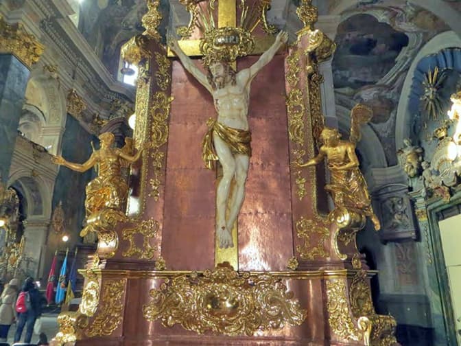 Перед Різдвом до Львова повернули відреставроване 400-літнє розп'яття