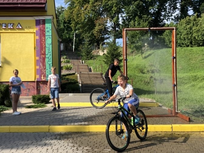 У Винниках встановили водяну арку для порятунку від спеки