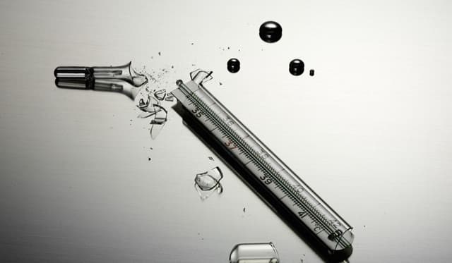 Як зібрати ртуть з розбитого термометра