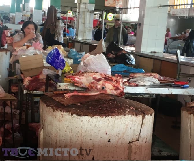 М’ясо з землі. Репортаж із львівських ринків, де буяє антисанітарія