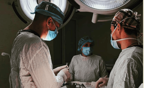 У львівській лікарні швидкої допомоги молодому хлопцеві заново пришили руку