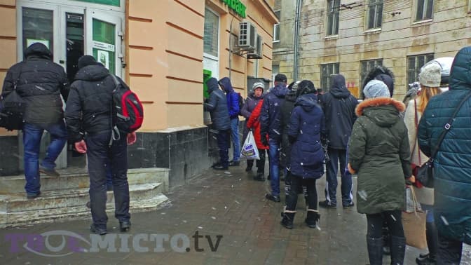 Фото дня: львів'яни масово знімають кошти в банкоматах Приватбанку