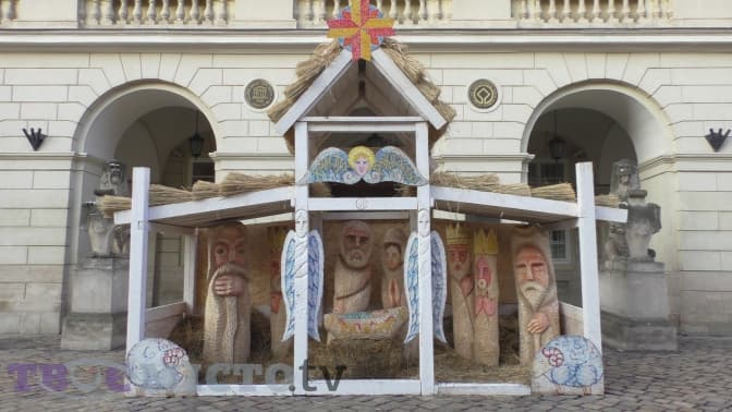 Фото дня: у Львові встановили різдвяну шопку