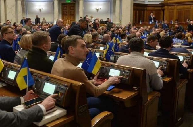 Рада дозволила сплачувати комуналку й податки електронними грошима