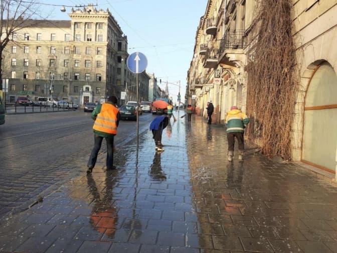 Де взяти гроші на зарплати львівським комунальникам. Три варіанти, на які не треба кредити