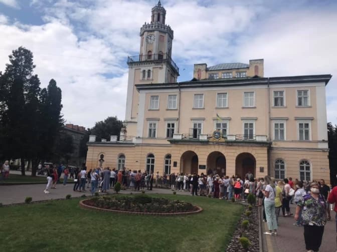 У Самборі на Львівщині люди вийшли на протест проти карантинних обмежень. Фото