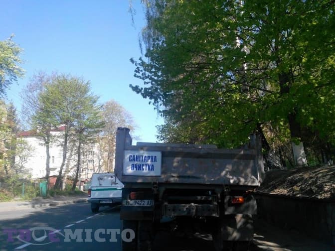 Спати не можна працювати: чому Львів прибирають у час пік?