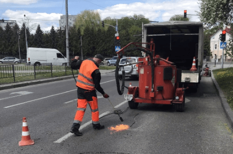 Як у Львові на вулиці Сахарова ліквідовують тріщини на дорозі