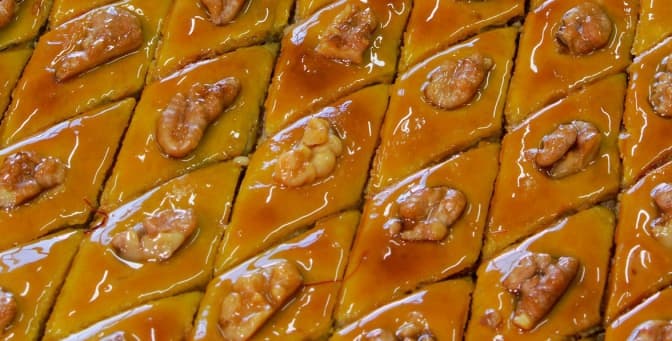 Кримчани у Львові випікають пахлаву, щоб підтримати фонд звільнення Криму