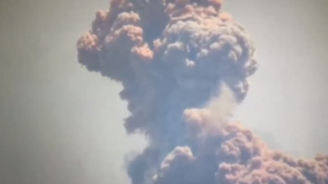 Українські військові оприлюднили відео, на якому видно, як палає російський склад боєприпасів