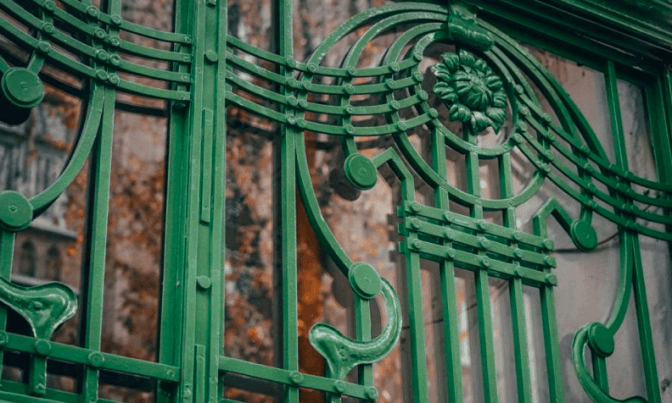 У Львові відреставрували металеву браму на вулиці Глибокій. Фото до і після