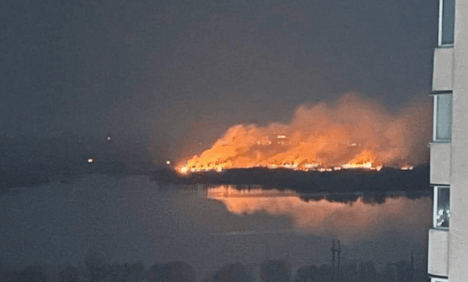 В Києві палає екопарк Осокорки