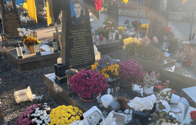 Вандали на Личаківському цвинтарі осквернили могили військових. Підсумки доби