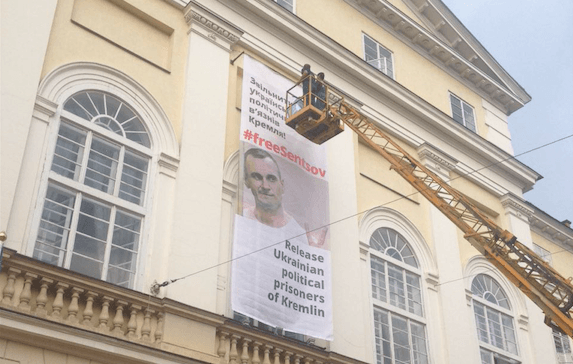 На фасаді Ратуші з’явився банер з вимогою звільнити Сенцова. Фото
