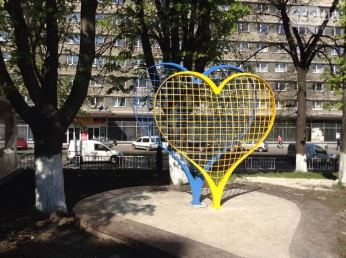 У центрі Львова з'явилося два патріотичних серця