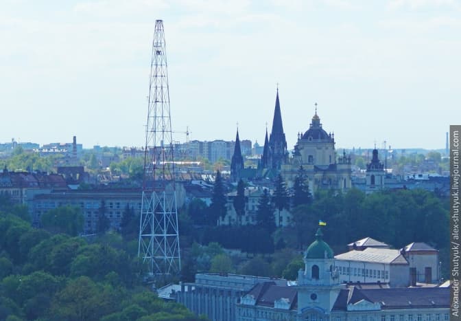 У Львові розпочали демонтаж радіовежі біля Собору святого Юра