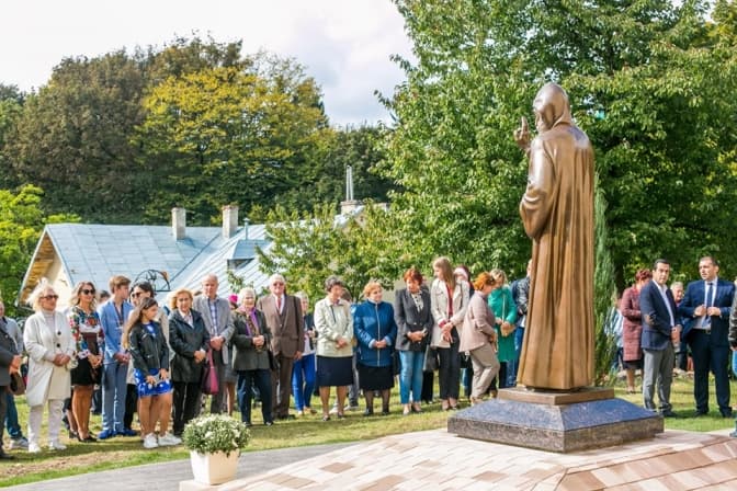 У Львові біля церкви святої Софії встановили фігуру ліванського святого. Фото
