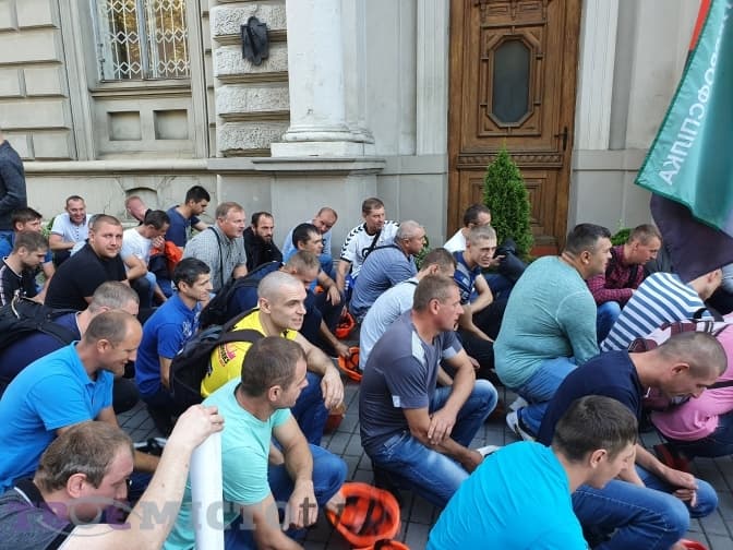 У Львові шахтарі вимагають виплатити їм заборговану зарплату. Фото, відео