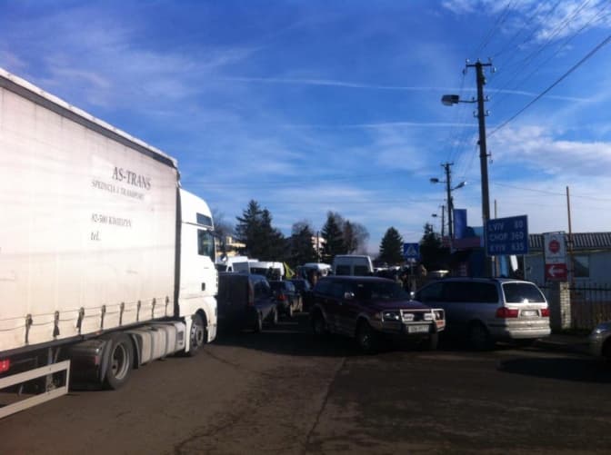 Львівських водіїв попереджають про перекриту дорогу на "Шегині"