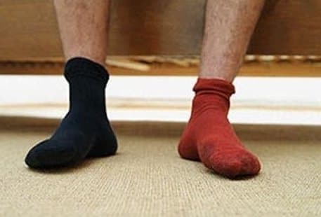 Чому сьогодні варто одягнути різнокольорові шкарпетки