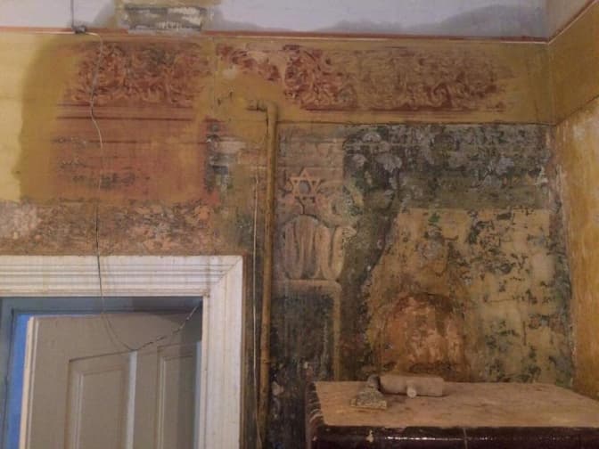 В офісі музею «Територія терору» під час ремонту знайшли давні єврейські розписи. Фото
