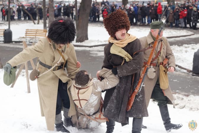 Фото дня: У Львові відтворили легендарний бій під Крутами
