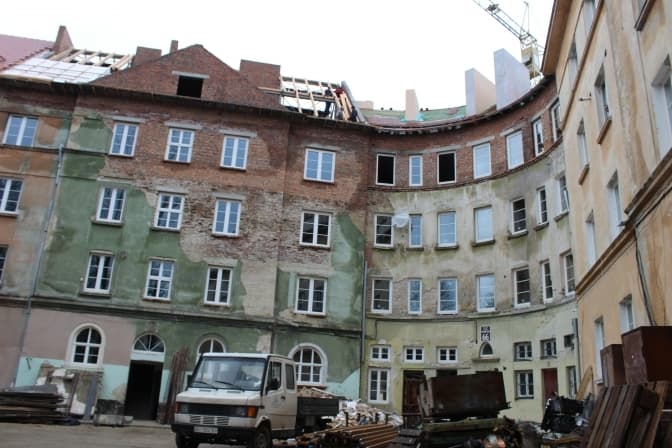 «Повернути своє життя». Як відновлюють будинки на Стрийській після прильоту ракет