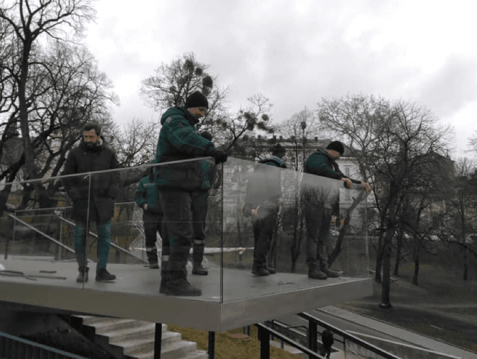 На Меморіалі Небесної Сотні змінили розбите скло за 6 тисяч гривень