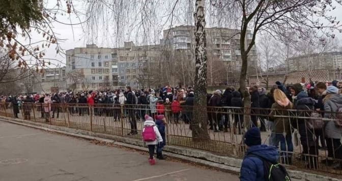 У Червонограді учень у класі розпилив газ із балончика. Усіх зі школи евакуювали