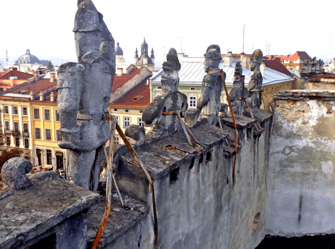 У Львові «сховали» скульптури на легендарній кам’яниці. Фото