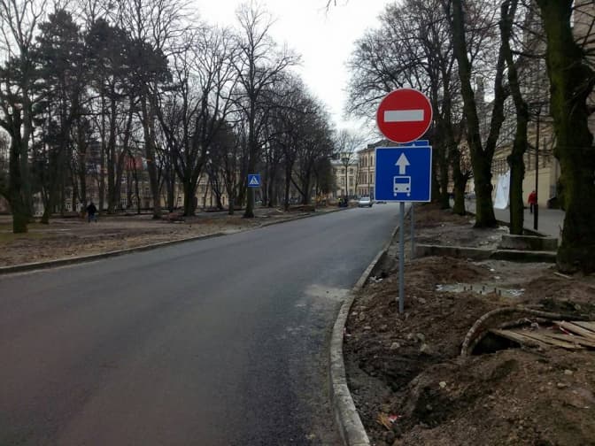 Петиція щодо проїзду авто через сквер св. Юра зібрала тисячу підписів