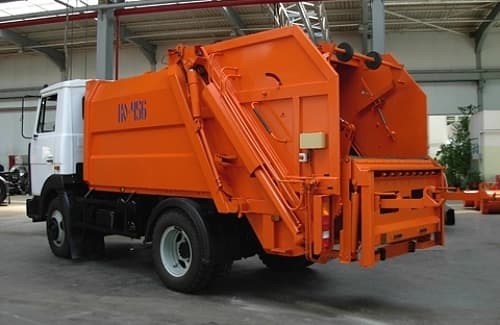 У центрі Львова сміттєвоз збив світлофор і два дорожні знаки. Фото