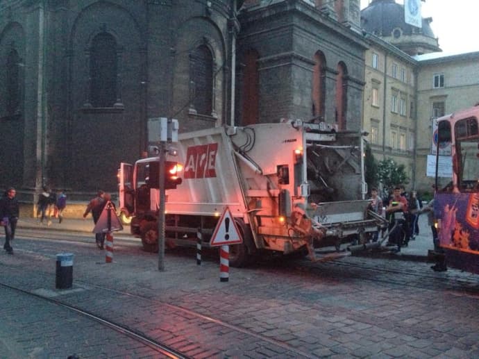 У Львові за вечір пошкодили два боларди