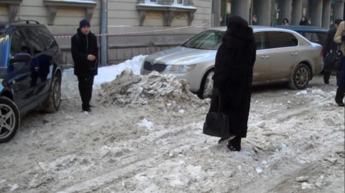 На тротуарах у центрі Львова слизько і багато снігу. ВІДЕО