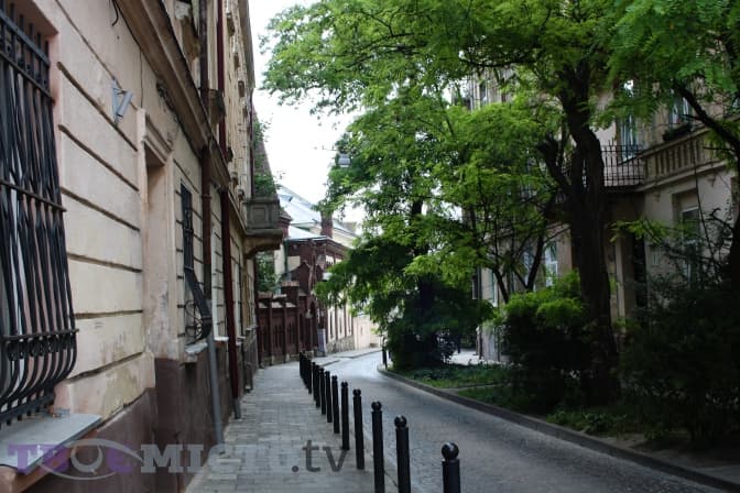 Нетуристичний Львів. Затишна вуличка у центрі, де зупинився час. Фото